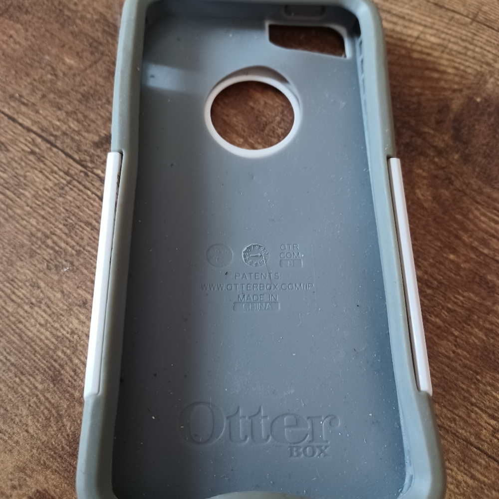 iPhone 5S Otter box phone case - Picture 2 of 2